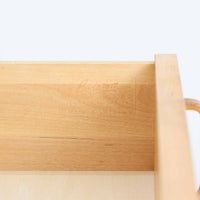 B. FridhagenがBodaforsのために手掛けたディスプレイシェルフは、端正なプロポーションと実用性を兼ね備えたスウェーデン製ビンテージ家具です。上部は抜け感のあるオープン棚構造で、器や書籍、オブジェなどを軽やかに飾ることができ、下部には4段の引き出しを備え、日常使いの収納にも対応します。オーク材ならではの明るく上品な木肌と、直線を基調とした構成が北欧らしい落ち着いた印象を生み、空間をすっきりとまとめてくれます。幅90cm、高さ122cmの小ぶりなサイズ感で、ダイニングやリビング、書斎など幅広いシーンに取り入れやすく、経年変化による木の表情も楽しめる一台です。