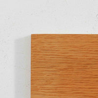 B. FridhagenがBodaforsのために手掛けたディスプレイシェルフは、端正なプロポーションと実用性を兼ね備えたスウェーデン製ビンテージ家具です。上部は抜け感のあるオープン棚構造で、器や書籍、オブジェなどを軽やかに飾ることができ、下部には4段の引き出しを備え、日常使いの収納にも対応します。オーク材ならではの明るく上品な木肌と、直線を基調とした構成が北欧らしい落ち着いた印象を生み、空間をすっきりとまとめてくれます。幅90cm、高さ122cmの小ぶりなサイズ感で、ダイニングやリビング、書斎など幅広いシーンに取り入れやすく、経年変化による木の表情も楽しめる一台です。