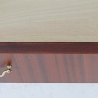 スウェーデン製のロールトップライティングビューロです。外装には深みのあるマホガニー材、脚部には明るいビーチ材を用い、ロールトップ扉には繊細な木目の表情が連なり、クラシカルで上質な佇まいを生み出しています。内部には小引き出しや仕切り棚が整然と配置され、書類や文具の整理に適した構造で、下部の引き出しは衣類や小物収納にも活躍します。幅90cmと取り入れやすいサイズ感で、書斎やリビングのワークスペースとしてもおすすめでき、経年変化による木肌の艶がビンテージならではの品格を空間にもたらします。