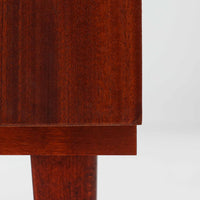 スウェーデン製のロールトップライティングビューロです。外装には深みのあるマホガニー材、脚部には明るいビーチ材を用い、ロールトップ扉には繊細な木目の表情が連なり、クラシカルで上質な佇まいを生み出しています。内部には小引き出しや仕切り棚が整然と配置され、書類や文具の整理に適した構造で、下部の引き出しは衣類や小物収納にも活躍します。幅90cmと取り入れやすいサイズ感で、書斎やリビングのワークスペースとしてもおすすめでき、経年変化による木肌の艶がビンテージならではの品格を空間にもたらします。