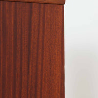 スウェーデン製のロールトップライティングビューロです。外装には深みのあるマホガニー材、脚部には明るいビーチ材を用い、ロールトップ扉には繊細な木目の表情が連なり、クラシカルで上質な佇まいを生み出しています。内部には小引き出しや仕切り棚が整然と配置され、書類や文具の整理に適した構造で、下部の引き出しは衣類や小物収納にも活躍します。幅90cmと取り入れやすいサイズ感で、書斎やリビングのワークスペースとしてもおすすめでき、経年変化による木肌の艶がビンテージならではの品格を空間にもたらします。