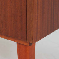 スウェーデン製のロールトップライティングビューロです。外装には深みのあるマホガニー材、脚部には明るいビーチ材を用い、ロールトップ扉には繊細な木目の表情が連なり、クラシカルで上質な佇まいを生み出しています。内部には小引き出しや仕切り棚が整然と配置され、書類や文具の整理に適した構造で、下部の引き出しは衣類や小物収納にも活躍します。幅90cmと取り入れやすいサイズ感で、書斎やリビングのワークスペースとしてもおすすめでき、経年変化による木肌の艶がビンテージならではの品格を空間にもたらします。