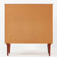 スウェーデン製のロールトップライティングビューロです。外装には深みのあるマホガニー材、脚部には明るいビーチ材を用い、ロールトップ扉には繊細な木目の表情が連なり、クラシカルで上質な佇まいを生み出しています。内部には小引き出しや仕切り棚が整然と配置され、書類や文具の整理に適した構造で、下部の引き出しは衣類や小物収納にも活躍します。幅90cmと取り入れやすいサイズ感で、書斎やリビングのワークスペースとしてもおすすめでき、経年変化による木肌の艶がビンテージならではの品格を空間にもたらします。