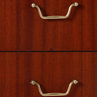 スウェーデン製のロールトップライティングビューロです。外装には深みのあるマホガニー材、脚部には明るいビーチ材を用い、ロールトップ扉には繊細な木目の表情が連なり、クラシカルで上質な佇まいを生み出しています。内部には小引き出しや仕切り棚が整然と配置され、書類や文具の整理に適した構造で、下部の引き出しは衣類や小物収納にも活躍します。幅90cmと取り入れやすいサイズ感で、書斎やリビングのワークスペースとしてもおすすめでき、経年変化による木肌の艶がビンテージならではの品格を空間にもたらします。