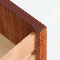 スウェーデン製のロールトップライティングビューロです。外装には深みのあるマホガニー材、脚部には明るいビーチ材を用い、ロールトップ扉には繊細な木目の表情が連なり、クラシカルで上質な佇まいを生み出しています。内部には小引き出しや仕切り棚が整然と配置され、書類や文具の整理に適した構造で、下部の引き出しは衣類や小物収納にも活躍します。幅90cmと取り入れやすいサイズ感で、書斎やリビングのワークスペースとしてもおすすめでき、経年変化による木肌の艶がビンテージならではの品格を空間にもたらします。