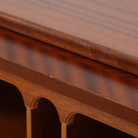 スウェーデン製のロールトップライティングビューロです。外装には深みのあるマホガニー材、脚部には明るいビーチ材を用い、ロールトップ扉には繊細な木目の表情が連なり、クラシカルで上質な佇まいを生み出しています。内部には小引き出しや仕切り棚が整然と配置され、書類や文具の整理に適した構造で、下部の引き出しは衣類や小物収納にも活躍します。幅90cmと取り入れやすいサイズ感で、書斎やリビングのワークスペースとしてもおすすめでき、経年変化による木肌の艶がビンテージならではの品格を空間にもたらします。