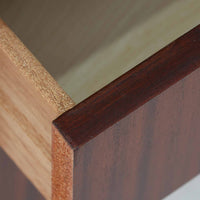 スウェーデン製のロールトップライティングビューロです。外装には深みのあるマホガニー材、脚部には明るいビーチ材を用い、ロールトップ扉には繊細な木目の表情が連なり、クラシカルで上質な佇まいを生み出しています。内部には小引き出しや仕切り棚が整然と配置され、書類や文具の整理に適した構造で、下部の引き出しは衣類や小物収納にも活躍します。幅90cmと取り入れやすいサイズ感で、書斎やリビングのワークスペースとしてもおすすめでき、経年変化による木肌の艶がビンテージならではの品格を空間にもたらします。