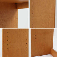 B. Fridhagenがデザインし、Bodafors社により1963年に製作されたスリムシェルフです。オーク材のやわらかな木目と明るい色合いが空間に温もりをもたらし、上部のオープン棚と下部の4段引き出しを備えた実用的な構成が魅力。幅63cmのすっきりとしたサイズで、書斎やリビングの一角にも取り入れやすい一台です。直線的で端正なフォルムと丁寧なつくりから、北欧ビンテージならではの機能美と経年の味わいを感じられる逸品です。