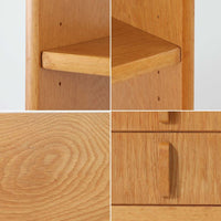 B. Fridhagenがデザインし、Bodafors社により1963年に製作されたスリムシェルフです。オーク材のやわらかな木目と明るい色合いが空間に温もりをもたらし、上部のオープン棚と下部の4段引き出しを備えた実用的な構成が魅力。幅63cmのすっきりとしたサイズで、書斎やリビングの一角にも取り入れやすい一台です。直線的で端正なフォルムと丁寧なつくりから、北欧ビンテージならではの機能美と経年の味わいを感じられる逸品です。