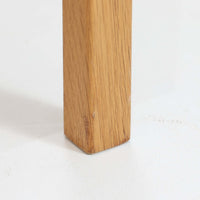 B. Fridhagenがデザインし、Bodafors社により1963年に製作されたスリムシェルフです。オーク材のやわらかな木目と明るい色合いが空間に温もりをもたらし、上部のオープン棚と下部の4段引き出しを備えた実用的な構成が魅力。幅63cmのすっきりとしたサイズで、書斎やリビングの一角にも取り入れやすい一台です。直線的で端正なフォルムと丁寧なつくりから、北欧ビンテージならではの機能美と経年の味わいを感じられる逸品です。