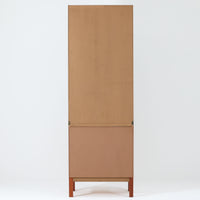 Nils Jonsson(ニールス・ヨンソン)がデザインし、Hugo Troeds(ヒューゴー・トロエッツ)社より製作されたDomi Monteシリーズのスリムシェルフです。良質なチーク材を用いた端正なキャビネットとオープンシェルフを組み合わせた構成で、収納力と見せるディスプレイ性を両立しています。直線を基調とした洗練されたフォルムと、引き出しに刻まれた繊細な手掛けが北欧らしい上品さを演出し、リビングや書斎、ダイニング収納としても活躍します。経年変化によって深みを増した木肌から、当時の職人技とビンテージならではの存在感が感じられる一台です。