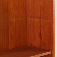 Nils Jonsson(ニールス・ヨンソン)がデザインし、Hugo Troeds(ヒューゴー・トロエッツ)社より製作されたDomi Monteシリーズのスリムシェルフです。良質なチーク材を用いた端正なキャビネットとオープンシェルフを組み合わせた構成で、収納力と見せるディスプレイ性を両立しています。直線を基調とした洗練されたフォルムと、引き出しに刻まれた繊細な手掛けが北欧らしい上品さを演出し、リビングや書斎、ダイニング収納としても活躍します。経年変化によって深みを増した木肌から、当時の職人技とビンテージならではの存在感が感じられる一台です。