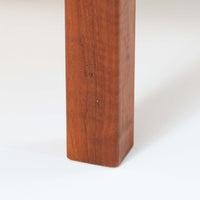 Nils Jonsson(ニールス・ヨンソン)がデザインし、Hugo Troeds(ヒューゴー・トロエッツ)社より製作されたDomi Monteシリーズのスリムシェルフです。良質なチーク材を用いた端正なキャビネットとオープンシェルフを組み合わせた構成で、収納力と見せるディスプレイ性を両立しています。直線を基調とした洗練されたフォルムと、引き出しに刻まれた繊細な手掛けが北欧らしい上品さを演出し、リビングや書斎、ダイニング収納としても活躍します。経年変化によって深みを増した木肌から、当時の職人技とビンテージならではの存在感が感じられる一台です。