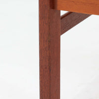 スウェーデンのデザイナー、カール・ヨハンソンによるデザイン、Bogaryds Mobler社製のチークキャビネットです。直線的なフォルムの中に、角の丸みや丁寧に仕上げられた框扉が柔らかさを添えています。チーク材の深みある色合いと美しい木目が上質な印象を与え、脚部を備えた軽快なデザインは空間に圧迫感を与えません。内部は棚板付きで収納力も高く、リビングや書斎など多用途に活躍する北欧ビンテージ家具です。