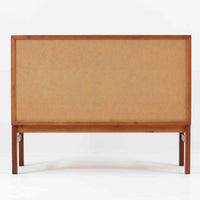 スウェーデンのデザイナー、カール・ヨハンソンによるデザイン、Bogaryds Mobler社製のチークキャビネットです。直線的なフォルムの中に、角の丸みや丁寧に仕上げられた框扉が柔らかさを添えています。チーク材の深みある色合いと美しい木目が上質な印象を与え、脚部を備えた軽快なデザインは空間に圧迫感を与えません。内部は棚板付きで収納力も高く、リビングや書斎など多用途に活躍する北欧ビンテージ家具です。