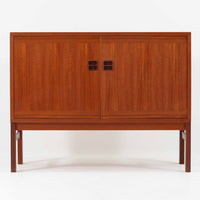 スウェーデンのデザイナー、カール・ヨハンソンによるデザイン、Bogaryds Mobler社製のチークキャビネットです。直線的なフォルムの中に、角の丸みや丁寧に仕上げられた框扉が柔らかさを添えています。チーク材の深みある色合いと美しい木目が上質な印象を与え、脚部を備えた軽快なデザインは空間に圧迫感を与えません。内部は棚板付きで収納力も高く、リビングや書斎など多用途に活躍する北欧ビンテージ家具です。