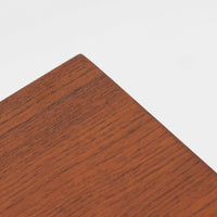 スウェーデンのデザイナー、カール・ヨハンソンによるデザイン、Bogaryds Mobler社製のチークキャビネットです。直線的なフォルムの中に、角の丸みや丁寧に仕上げられた框扉が柔らかさを添えています。チーク材の深みある色合いと美しい木目が上質な印象を与え、脚部を備えた軽快なデザインは空間に圧迫感を与えません。内部は棚板付きで収納力も高く、リビングや書斎など多用途に活躍する北欧ビンテージ家具です。