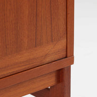 スウェーデンのデザイナー、カール・ヨハンソンによるデザイン、Bogaryds Mobler社製のチークキャビネットです。直線的なフォルムの中に、角の丸みや丁寧に仕上げられた框扉が柔らかさを添えています。チーク材の深みある色合いと美しい木目が上質な印象を与え、脚部を備えた軽快なデザインは空間に圧迫感を与えません。内部は棚板付きで収納力も高く、リビングや書斎など多用途に活躍する北欧ビンテージ家具です。