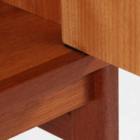 スウェーデンのデザイナー、カール・ヨハンソンによるデザイン、Bogaryds Mobler社製のチークキャビネットです。直線的なフォルムの中に、角の丸みや丁寧に仕上げられた框扉が柔らかさを添えています。チーク材の深みある色合いと美しい木目が上質な印象を与え、脚部を備えた軽快なデザインは空間に圧迫感を与えません。内部は棚板付きで収納力も高く、リビングや書斎など多用途に活躍する北欧ビンテージ家具です。