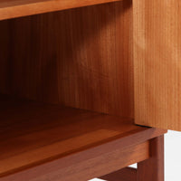 スウェーデンのデザイナー、カール・ヨハンソンによるデザイン、Bogaryds Mobler社製のチークキャビネットです。直線的なフォルムの中に、角の丸みや丁寧に仕上げられた框扉が柔らかさを添えています。チーク材の深みある色合いと美しい木目が上質な印象を与え、脚部を備えた軽快なデザインは空間に圧迫感を与えません。内部は棚板付きで収納力も高く、リビングや書斎など多用途に活躍する北欧ビンテージ家具です。