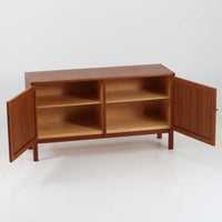 Nils JonssonがTroedsのためにデザインした「Domi Monte」モデルのキャビネットは、チーク材の豊かな木目と端正な框扉が魅力の北欧ビンテージ家具で、内部には可動棚を備えた左右対称の収納スペースが広がり食器や書類、小物類をすっきりと整理でき、チーク材をジョイントした鍵が細部の意匠性を高めつつ、直線的でシンプルな構造に細身の脚部を組み合わせることで軽やかな印象を生み出し、1960年代スウェーデン家具らしい上質で実用性の高いデザインが空間に落ち着いた存在感を添え、経年で深まった木肌の美しさも相まってリビングやダイニングのサイド収納として幅広く活躍する一台です。