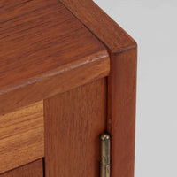 Nils JonssonがTroedsのためにデザインした「Domi Monte」モデルのキャビネットは、チーク材の豊かな木目と端正な框扉が魅力の北欧ビンテージ家具で、内部には可動棚を備えた左右対称の収納スペースが広がり食器や書類、小物類をすっきりと整理でき、チーク材をジョイントした鍵が細部の意匠性を高めつつ、直線的でシンプルな構造に細身の脚部を組み合わせることで軽やかな印象を生み出し、1960年代スウェーデン家具らしい上質で実用性の高いデザインが空間に落ち着いた存在感を添え、経年で深まった木肌の美しさも相まってリビングやダイニングのサイド収納として幅広く活躍する一台です。