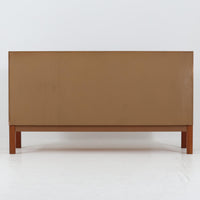 Nils JonssonがTroedsのためにデザインした「Domi Monte」モデルのキャビネットは、チーク材の豊かな木目と端正な框扉が魅力の北欧ビンテージ家具で、内部には可動棚を備えた左右対称の収納スペースが広がり食器や書類、小物類をすっきりと整理でき、チーク材をジョイントした鍵が細部の意匠性を高めつつ、直線的でシンプルな構造に細身の脚部を組み合わせることで軽やかな印象を生み出し、1960年代スウェーデン家具らしい上質で実用性の高いデザインが空間に落ち着いた存在感を添え、経年で深まった木肌の美しさも相まってリビングやダイニングのサイド収納として幅広く活躍する一台です。