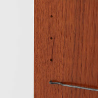 B.フリードホーゲンがデザインし、Bodafors社により製作された北欧ビンテージのディスプレイシェルフです。チーク材の美しい木目を活かした縦に伸びる端正なフレーム構成が印象的で、オープン棚と下部収納を組み合わせた実用性の高いデザインとなっています。上段は抜け感のある棚板構造で、書籍や器、オブジェを軽やかに飾ることができ、下段の引き戸収納は生活感の出やすい物をすっきりと収められます。脚付きによる軽快な佇まいと、経年変化によって深みを増した素材感が、空間に北欧ビンテージならではの落ち着いた存在感を与えます。