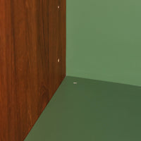 B.フリードホーゲンがデザインし、Bodafors社により製作された北欧ビンテージのディスプレイシェルフです。チーク材の美しい木目を活かした縦に伸びる端正なフレーム構成が印象的で、オープン棚と下部収納を組み合わせた実用性の高いデザインとなっています。上段は抜け感のある棚板構造で、書籍や器、オブジェを軽やかに飾ることができ、下段の引き戸収納は生活感の出やすい物をすっきりと収められます。脚付きによる軽快な佇まいと、経年変化によって深みを増した素材感が、空間に北欧ビンテージならではの落ち着いた存在感を与えます。