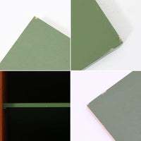 B.フリードホーゲンがデザインし、Bodafors社により製作された北欧ビンテージのディスプレイシェルフです。チーク材の美しい木目を活かした縦に伸びる端正なフレーム構成が印象的で、オープン棚と下部収納を組み合わせた実用性の高いデザインとなっています。上段は抜け感のある棚板構造で、書籍や器、オブジェを軽やかに飾ることができ、下段の引き戸収納は生活感の出やすい物をすっきりと収められます。脚付きによる軽快な佇まいと、経年変化によって深みを増した素材感が、空間に北欧ビンテージならではの落ち着いた存在感を与えます。