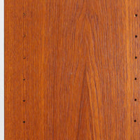 B.フリードホーゲンがデザインし、Bodafors社により製作された北欧ビンテージのディスプレイシェルフです。チーク材の美しい木目を活かした縦に伸びる端正なフレーム構成が印象的で、オープン棚と下部収納を組み合わせた実用性の高いデザインとなっています。上段は抜け感のある棚板構造で、書籍や器、オブジェを軽やかに飾ることができ、下段の引き戸収納は生活感の出やすい物をすっきりと収められます。脚付きによる軽快な佇まいと、経年変化によって深みを増した素材感が、空間に北欧ビンテージならではの落ち着いた存在感を与えます。