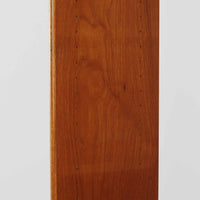 こちらのディスプレイシェルフは、チーク材とオーク材を組み合わせた柔らかなコントラストが魅力の北欧ビンテージ家具で、上部には奥行きの浅い棚板を2段備えた軽やかなディスプレイスペースに加えて天板部には引き棚が設けられており、雑貨や植物、本のレイアウトを楽しみながら作業スペースとしても活用でき、下部のスライド扉収納によって見せる収納と隠す収納を両立できるほか、細身の脚部が全体に浮遊感を与えて空間を圧迫しないバランスの良いデザインに仕上がっており、経年で深まった木肌の温もりも相まってリビングやダイニング、玄関周りにも取り入れやすい一台です。