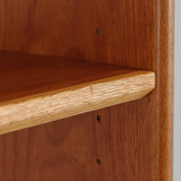 こちらのディスプレイシェルフは、チーク材とオーク材を組み合わせた柔らかなコントラストが魅力の北欧ビンテージ家具で、上部には奥行きの浅い棚板を2段備えた軽やかなディスプレイスペースに加えて天板部には引き棚が設けられており、雑貨や植物、本のレイアウトを楽しみながら作業スペースとしても活用でき、下部のスライド扉収納によって見せる収納と隠す収納を両立できるほか、細身の脚部が全体に浮遊感を与えて空間を圧迫しないバランスの良いデザインに仕上がっており、経年で深まった木肌の温もりも相まってリビングやダイニング、玄関周りにも取り入れやすい一台です。