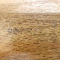 Borge Mogensenがデザインし、Karl Andersson & Sonerが製作した幅135cmのブックシェルフです。上質なオーク材を用いた無駄のない直線的な構成が特徴で、中央の仕切りにより整然とした収納を実現しています。固定棚による堅牢な構造は、日常使いの書籍や資料をしっかりと支え、空間に落ち着いた存在感をもたらします。素材の質感を活かした端正な佇まいは、リビングや書斎、オフィスにも自然に馴染み、北欧ビンテージならではの実直な美しさと経年変化の魅力を感じられる一品です。