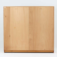 Borge Mogensenがデザインし、Karl Andersson & Sonerが製作した幅135cmのブックシェルフです。上質なオーク材を用いた無駄のない直線的な構成が特徴で、中央の仕切りにより整然とした収納を実現しています。固定棚による堅牢な構造は、日常使いの書籍や資料をしっかりと支え、空間に落ち着いた存在感をもたらします。素材の質感を活かした端正な佇まいは、リビングや書斎、オフィスにも自然に馴染み、北欧ビンテージならではの実直な美しさと経年変化の魅力を感じられる一品です。