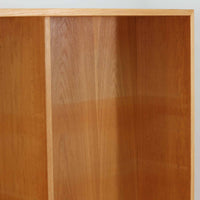 Borge Mogensenがデザインし、Karl Andersson & Sonerが製作した幅135cmのブックシェルフです。上質なオーク材を用いた無駄のない直線的な構成が特徴で、中央の仕切りにより整然とした収納を実現しています。固定棚による堅牢な構造は、日常使いの書籍や資料をしっかりと支え、空間に落ち着いた存在感をもたらします。素材の質感を活かした端正な佇まいは、リビングや書斎、オフィスにも自然に馴染み、北欧ビンテージならではの実直な美しさと経年変化の魅力を感じられる一品です。