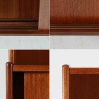 スウェーデン製のこちらのディスプレイシェルフは、チーク材の深みある木目が美しい上段のオープン棚と、下段のスライド扉収納を組み合わせた機能性の高い構成が特徴で、細身のフレームや角を丁寧に面取りした滑らかなフォルムが空間に柔らかな印象をもたらす北欧ビンテージ家具です。書籍や雑貨を見せながら収納でき、下段には日用品をすっきりと隠してしまえるため、リビングやダイニングの整理にも便利で、経年によって深まったチーク材の風合いがインテリアに温かみと落ち着きを添える一台です。