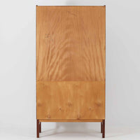 スウェーデン製のこちらのディスプレイシェルフは、チーク材の深みある木目が美しい上段のオープン棚と、下段のスライド扉収納を組み合わせた機能性の高い構成が特徴で、細身のフレームや角を丁寧に面取りした滑らかなフォルムが空間に柔らかな印象をもたらす北欧ビンテージ家具です。書籍や雑貨を見せながら収納でき、下段には日用品をすっきりと隠してしまえるため、リビングやダイニングの整理にも便利で、経年によって深まったチーク材の風合いがインテリアに温かみと落ち着きを添える一台です。