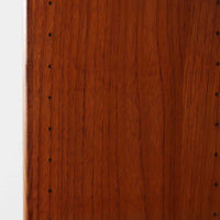 スウェーデン製のこちらのディスプレイシェルフは、チーク材の深みある木目が美しい上段のオープン棚と、下段のスライド扉収納を組み合わせた機能性の高い構成が特徴で、細身のフレームや角を丁寧に面取りした滑らかなフォルムが空間に柔らかな印象をもたらす北欧ビンテージ家具です。書籍や雑貨を見せながら収納でき、下段には日用品をすっきりと隠してしまえるため、リビングやダイニングの整理にも便利で、経年によって深まったチーク材の風合いがインテリアに温かみと落ち着きを添える一台です。