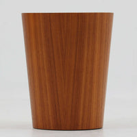 Martin Abergが手掛け、Servexで製作された「Rainbow」シリーズのペーパーバスケットは、緩やかに広がる円筒形フォルムと、木目が連続する美しい成形が印象的な一品です。成形合板ならではのしなやかな曲線と、継ぎ目を感じさせない丁寧な仕上げからは、当時の高い技術力とデザイン性がうかがえます。高さ27cmの程よいサイズ感で、デスク脇やリビング、書斎など場所を選ばず取り入れやすく、日常の中で自然に溶け込みながらも静かな存在感を放ちます。経年により深みを増した表情が、長く使い続けたくなる北欧ビンテージらしい魅力を備えています。