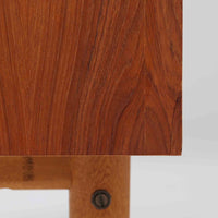 北欧ビンテージらしい機能性と素材の美しさが際立つキッチンキャビネットです。前板には深みのあるチーク材、脚部やフレームにはオーク材が用いられ、落ち着きと軽やかさを併せ持つ佇まいに仕上げられています。上部の引き出しと下部の開き扉収納を備え、カトラリーや食器、リネン類まで整理しやすい構造。幅150cmのゆとりあるサイズ感は収納力に優れ、キッチンやダイニング空間の主役として、経年変化を楽しみながら長く使える北欧ビンテージならではの一台です。