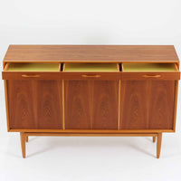 北欧ビンテージらしい機能性と素材の美しさが際立つキッチンキャビネットです。前板には深みのあるチーク材、脚部やフレームにはオーク材が用いられ、落ち着きと軽やかさを併せ持つ佇まいに仕上げられています。上部の引き出しと下部の開き扉収納を備え、カトラリーや食器、リネン類まで整理しやすい構造。幅150cmのゆとりあるサイズ感は収納力に優れ、キッチンやダイニング空間の主役として、経年変化を楽しみながら長く使える北欧ビンテージならではの一台です。