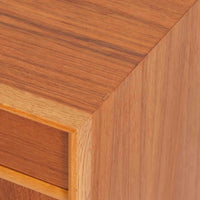 北欧ビンテージらしい機能性と素材の美しさが際立つキッチンキャビネットです。前板には深みのあるチーク材、脚部やフレームにはオーク材が用いられ、落ち着きと軽やかさを併せ持つ佇まいに仕上げられています。上部の引き出しと下部の開き扉収納を備え、カトラリーや食器、リネン類まで整理しやすい構造。幅150cmのゆとりあるサイズ感は収納力に優れ、キッチンやダイニング空間の主役として、経年変化を楽しみながら長く使える北欧ビンテージならではの一台です。