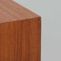 北欧ビンテージらしい機能性と素材の美しさが際立つキッチンキャビネットです。前板には深みのあるチーク材、脚部やフレームにはオーク材が用いられ、落ち着きと軽やかさを併せ持つ佇まいに仕上げられています。上部の引き出しと下部の開き扉収納を備え、カトラリーや食器、リネン類まで整理しやすい構造。幅150cmのゆとりあるサイズ感は収納力に優れ、キッチンやダイニング空間の主役として、経年変化を楽しみながら長く使える北欧ビンテージならではの一台です。