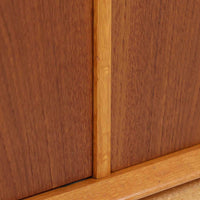 北欧ビンテージらしい機能性と素材の美しさが際立つキッチンキャビネットです。前板には深みのあるチーク材、脚部やフレームにはオーク材が用いられ、落ち着きと軽やかさを併せ持つ佇まいに仕上げられています。上部の引き出しと下部の開き扉収納を備え、カトラリーや食器、リネン類まで整理しやすい構造。幅150cmのゆとりあるサイズ感は収納力に優れ、キッチンやダイニング空間の主役として、経年変化を楽しみながら長く使える北欧ビンテージならではの一台です。