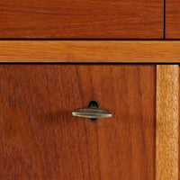 北欧ビンテージらしい機能性と素材の美しさが際立つキッチンキャビネットです。前板には深みのあるチーク材、脚部やフレームにはオーク材が用いられ、落ち着きと軽やかさを併せ持つ佇まいに仕上げられています。上部の引き出しと下部の開き扉収納を備え、カトラリーや食器、リネン類まで整理しやすい構造。幅150cmのゆとりあるサイズ感は収納力に優れ、キッチンやダイニング空間の主役として、経年変化を楽しみながら長く使える北欧ビンテージならではの一台です。