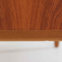 北欧ビンテージらしい機能性と素材の美しさが際立つキッチンキャビネットです。前板には深みのあるチーク材、脚部やフレームにはオーク材が用いられ、落ち着きと軽やかさを併せ持つ佇まいに仕上げられています。上部の引き出しと下部の開き扉収納を備え、カトラリーや食器、リネン類まで整理しやすい構造。幅150cmのゆとりあるサイズ感は収納力に優れ、キッチンやダイニング空間の主役として、経年変化を楽しみながら長く使える北欧ビンテージならではの一台です。