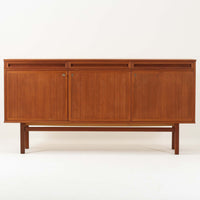 スウェーデン製のキッチンキャビネットです。美しいチーク材を使用し、幅181cmのゆとりあるサイズが空間に重厚感をもたらします。上部には浅めの引き出しを3杯、下部には扉収納を備え、内部には棚板が設けられており食器やカトラリー、リネン類まで整理しやすい実用的な構成。細身の脚部と幕板のラインが全体を軽やかに引き締め、直線的で端正な佇まいが北欧らしい機能美を感じさせます。経年により深みを増した木肌が、ビンテージならではの味わいを引き立てる一台です。