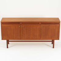 スウェーデン製のキッチンキャビネットです。美しいチーク材を使用し、幅181cmのゆとりあるサイズが空間に重厚感をもたらします。上部には浅めの引き出しを3杯、下部には扉収納を備え、内部には棚板が設けられており食器やカトラリー、リネン類まで整理しやすい実用的な構成。細身の脚部と幕板のラインが全体を軽やかに引き締め、直線的で端正な佇まいが北欧らしい機能美を感じさせます。経年により深みを増した木肌が、ビンテージならではの味わいを引き立てる一台です。