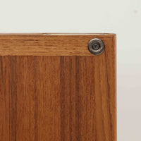 スウェーデン製のキッチンキャビネットです。美しいチーク材を使用し、幅181cmのゆとりあるサイズが空間に重厚感をもたらします。上部には浅めの引き出しを3杯、下部には扉収納を備え、内部には棚板が設けられており食器やカトラリー、リネン類まで整理しやすい実用的な構成。細身の脚部と幕板のラインが全体を軽やかに引き締め、直線的で端正な佇まいが北欧らしい機能美を感じさせます。経年により深みを増した木肌が、ビンテージならではの味わいを引き立てる一台です。